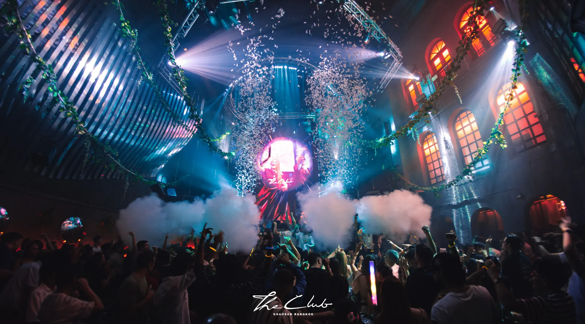 The-Club-Khaosan-1-wide-interior-room