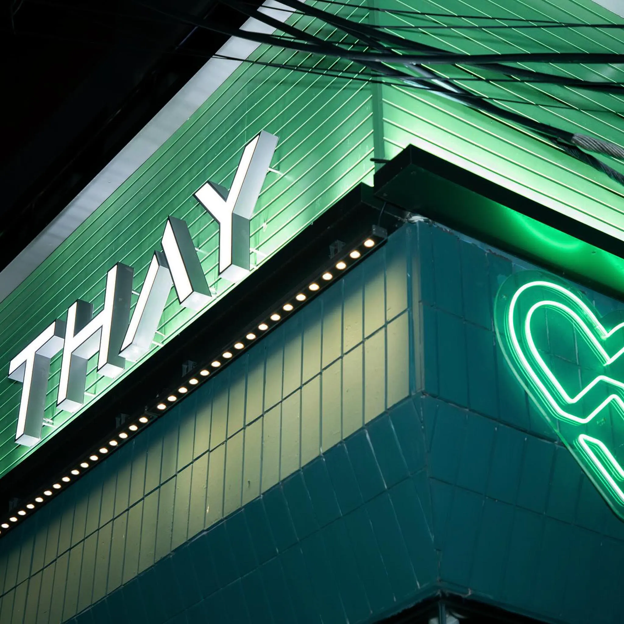 Thay-Ekkamai-building-sign