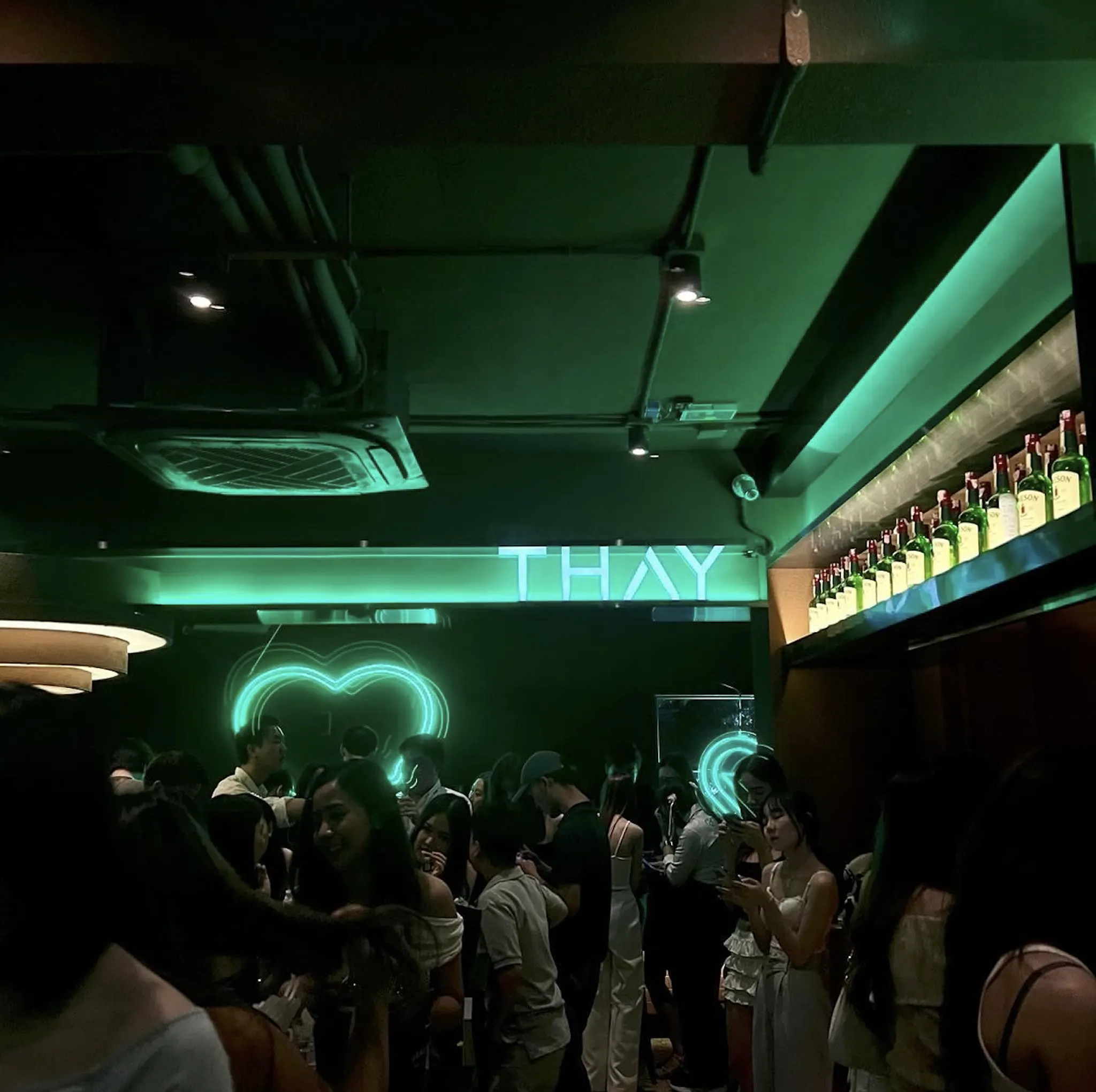 Thay-Ekkamai-interior-room