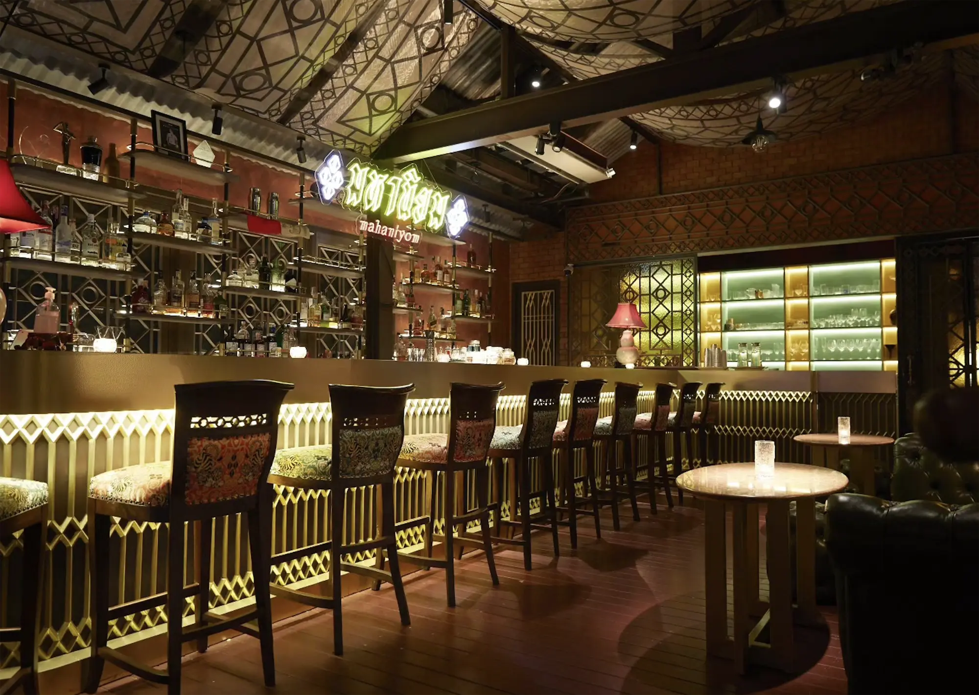 Mahaniyom-cocktail-bar-bar-area