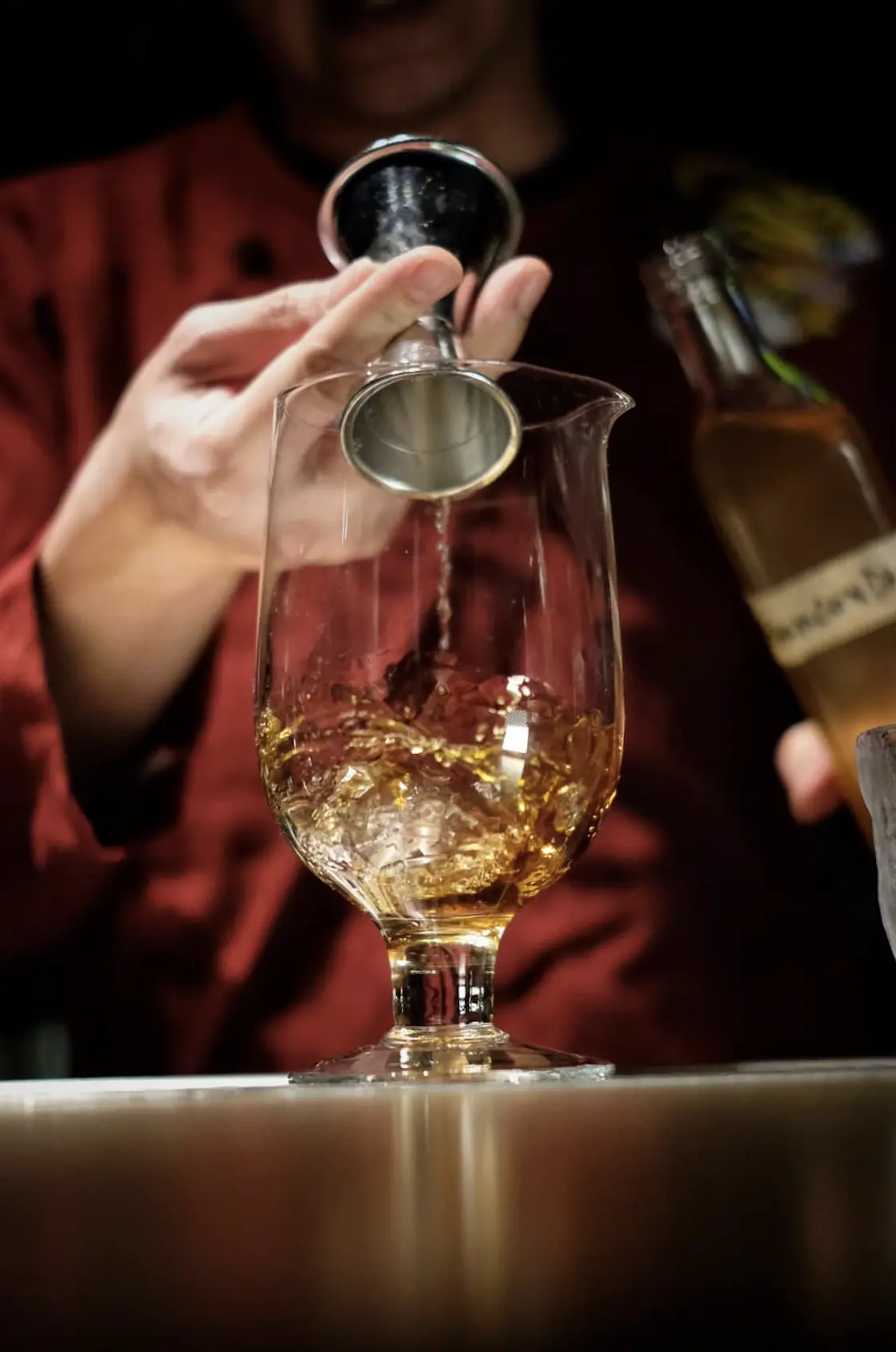 Mahaniyom-cocktail-bar-bartender-making-a-drink