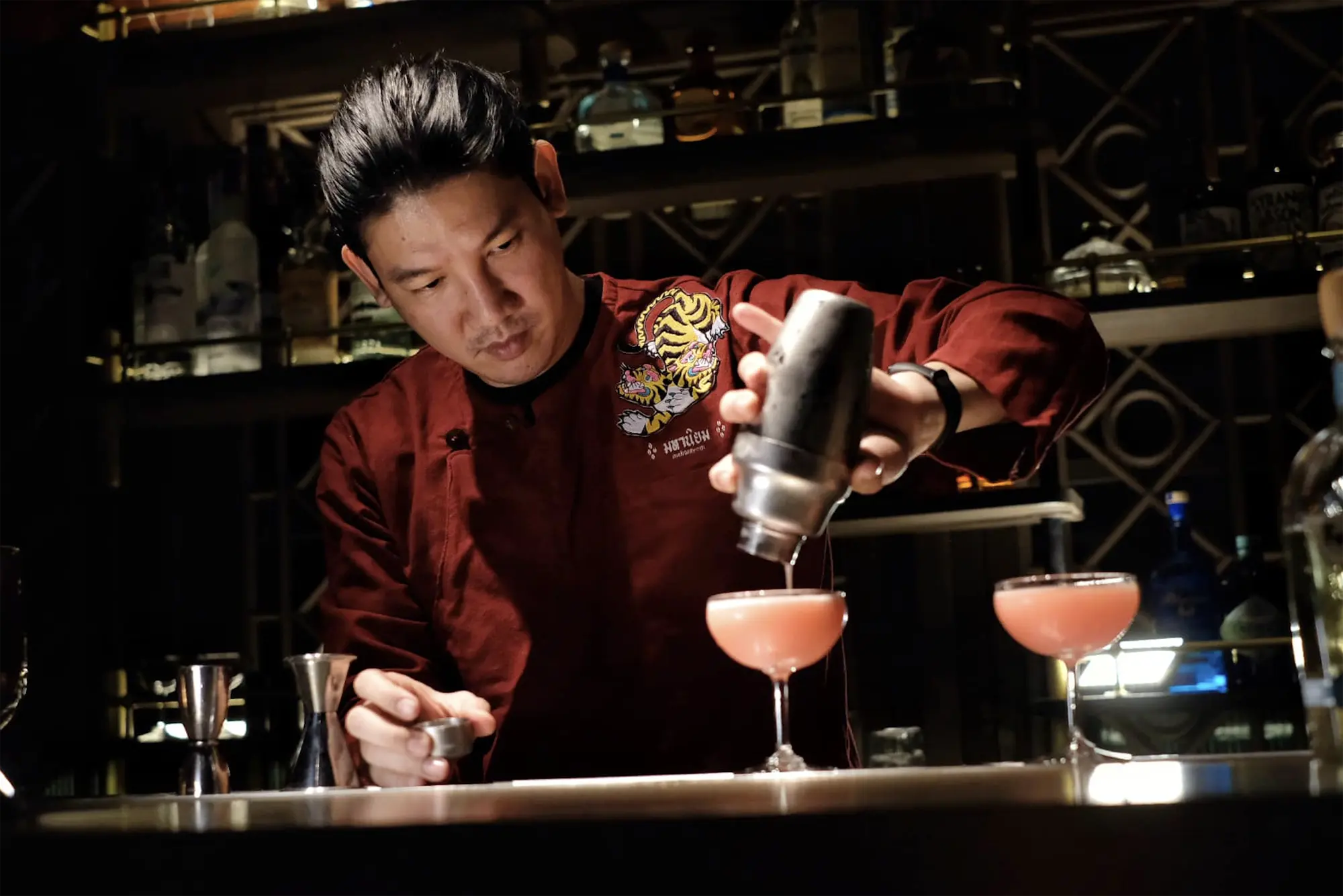 Mahaniyom-cocktail-bar-bartender-pouring-a-drink