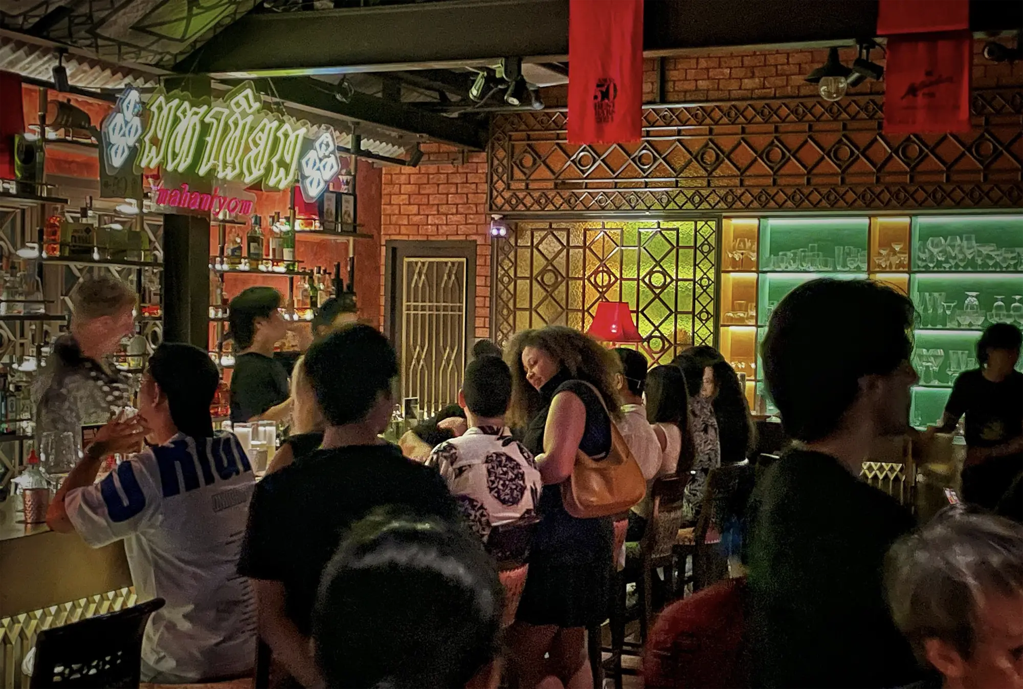 Mahaniyom-cocktail-bar-customers