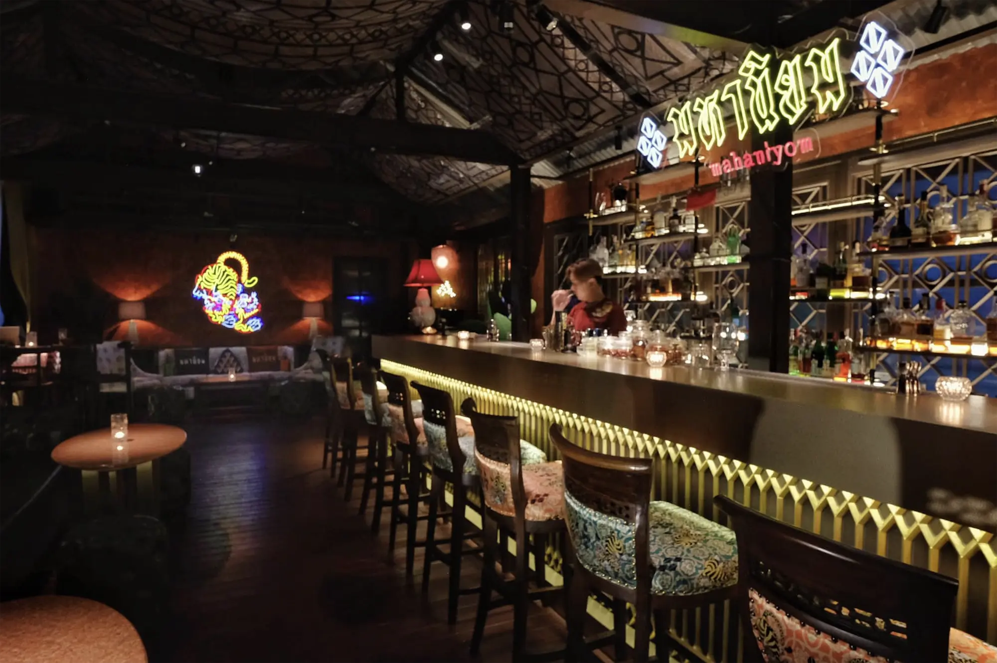 Mahaniyom-cocktail-bar-interior