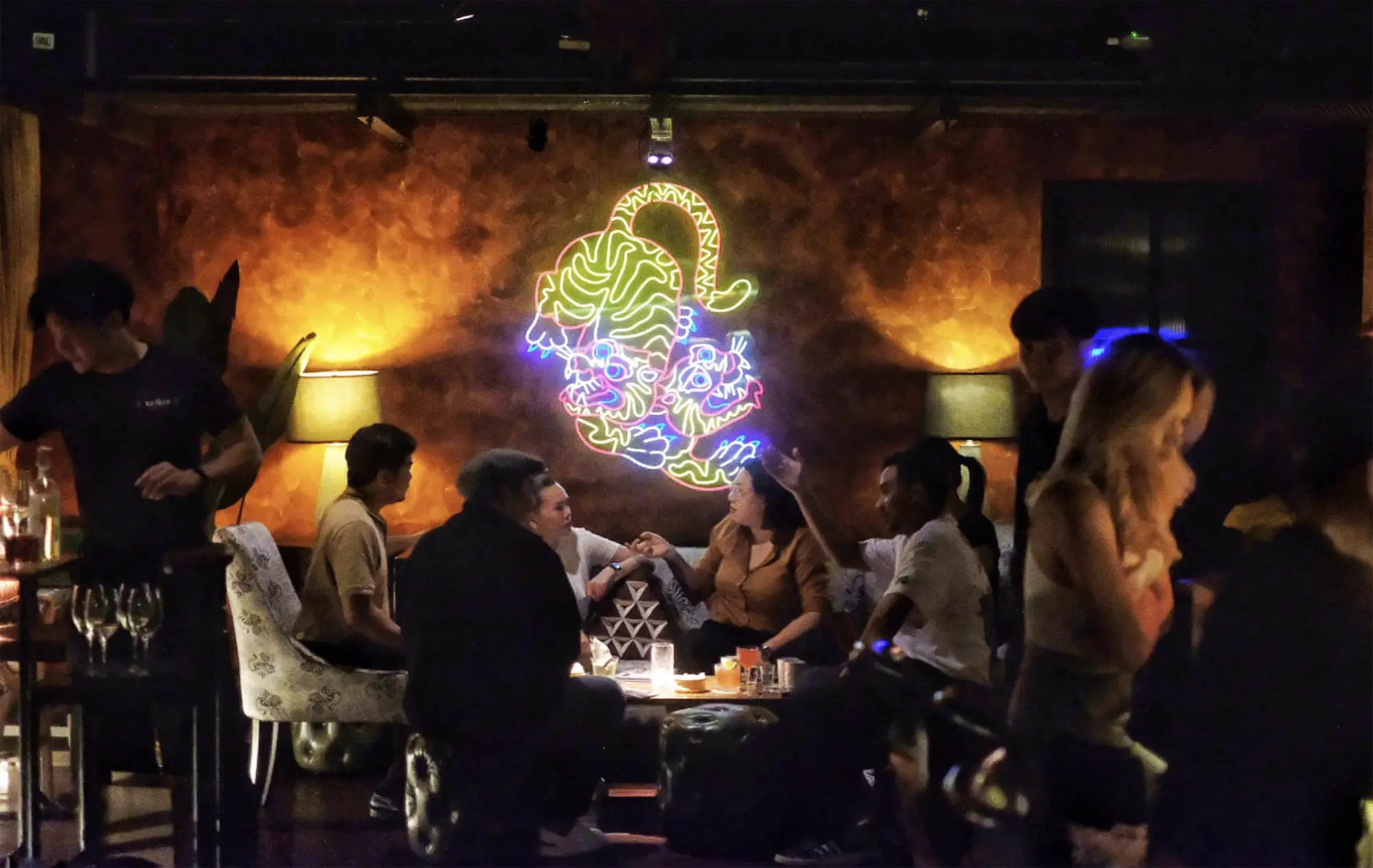 Mahaniyom-cocktail-bar-seating-area